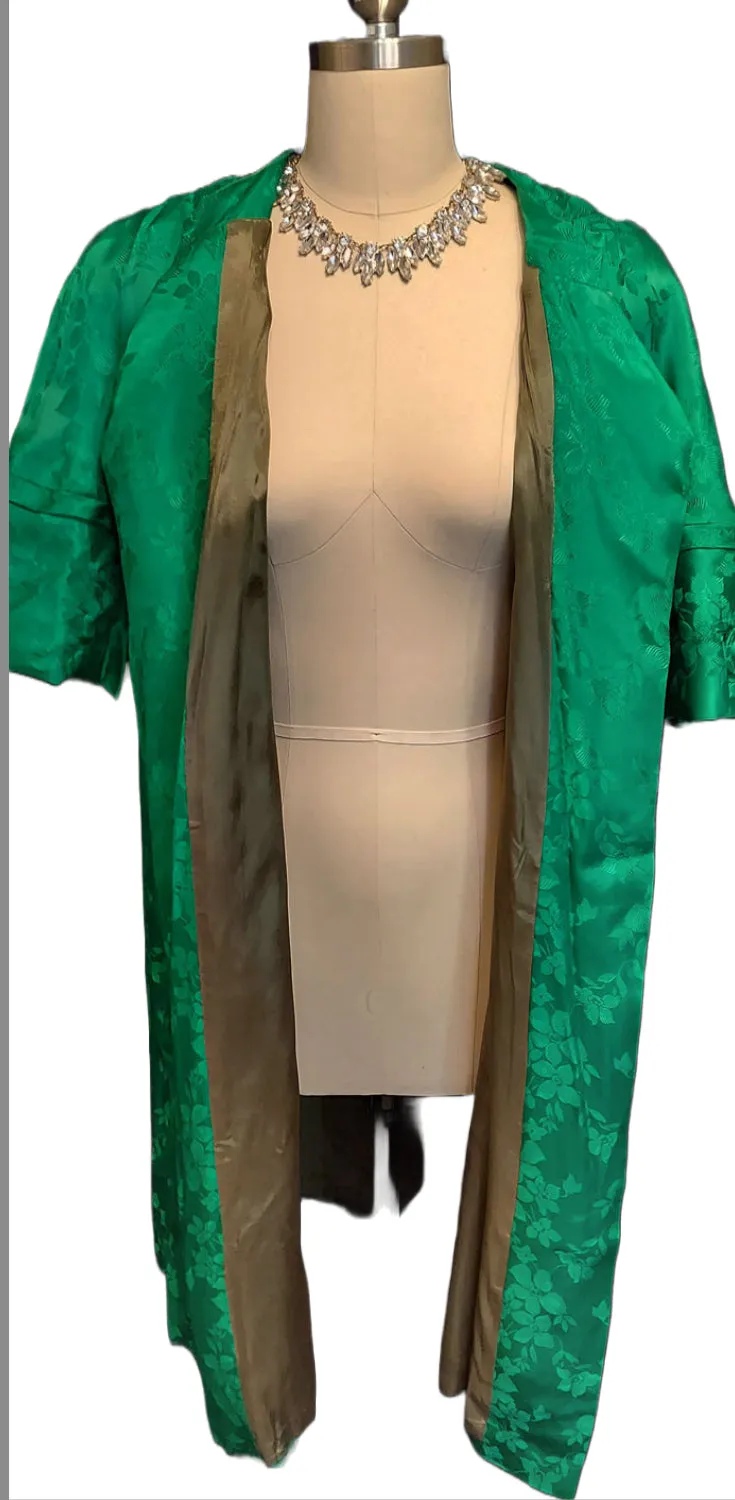 *  VINTAGE EMERALD GREEN BROCADE CLUTCH EVENING COAT WITH HUGE BUTTONS ON SLEEVES IN SHAMROCK