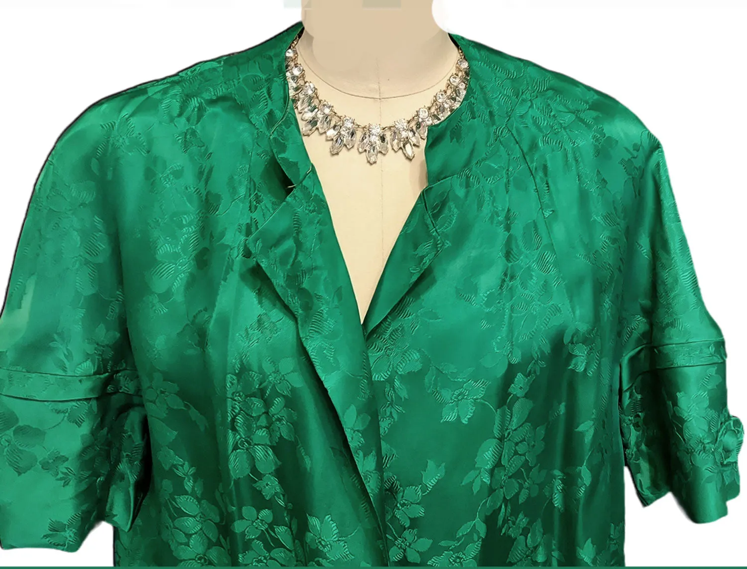 *  VINTAGE EMERALD GREEN BROCADE CLUTCH EVENING COAT WITH HUGE BUTTONS ON SLEEVES IN SHAMROCK