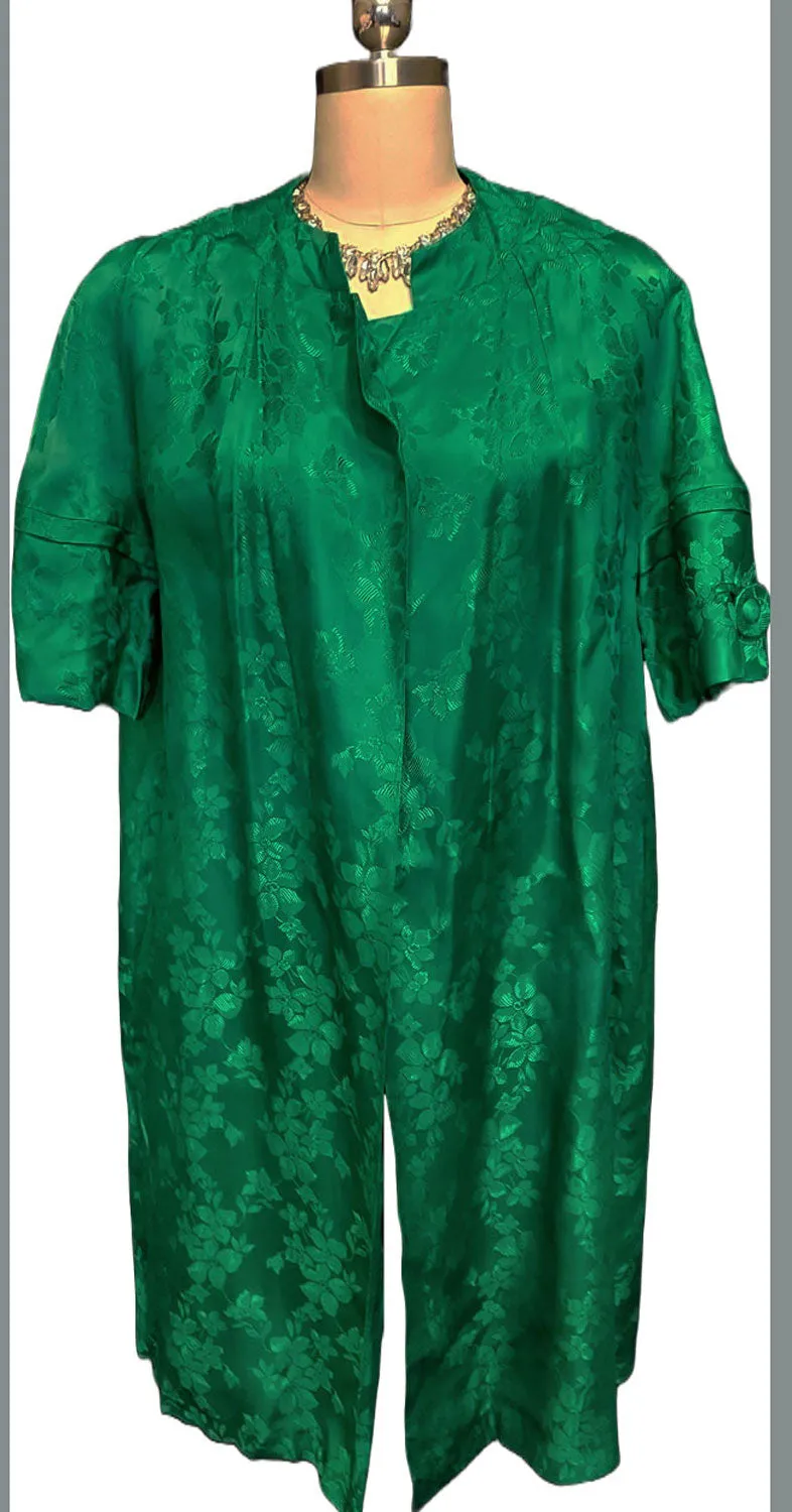 *  VINTAGE EMERALD GREEN BROCADE CLUTCH EVENING COAT WITH HUGE BUTTONS ON SLEEVES IN SHAMROCK