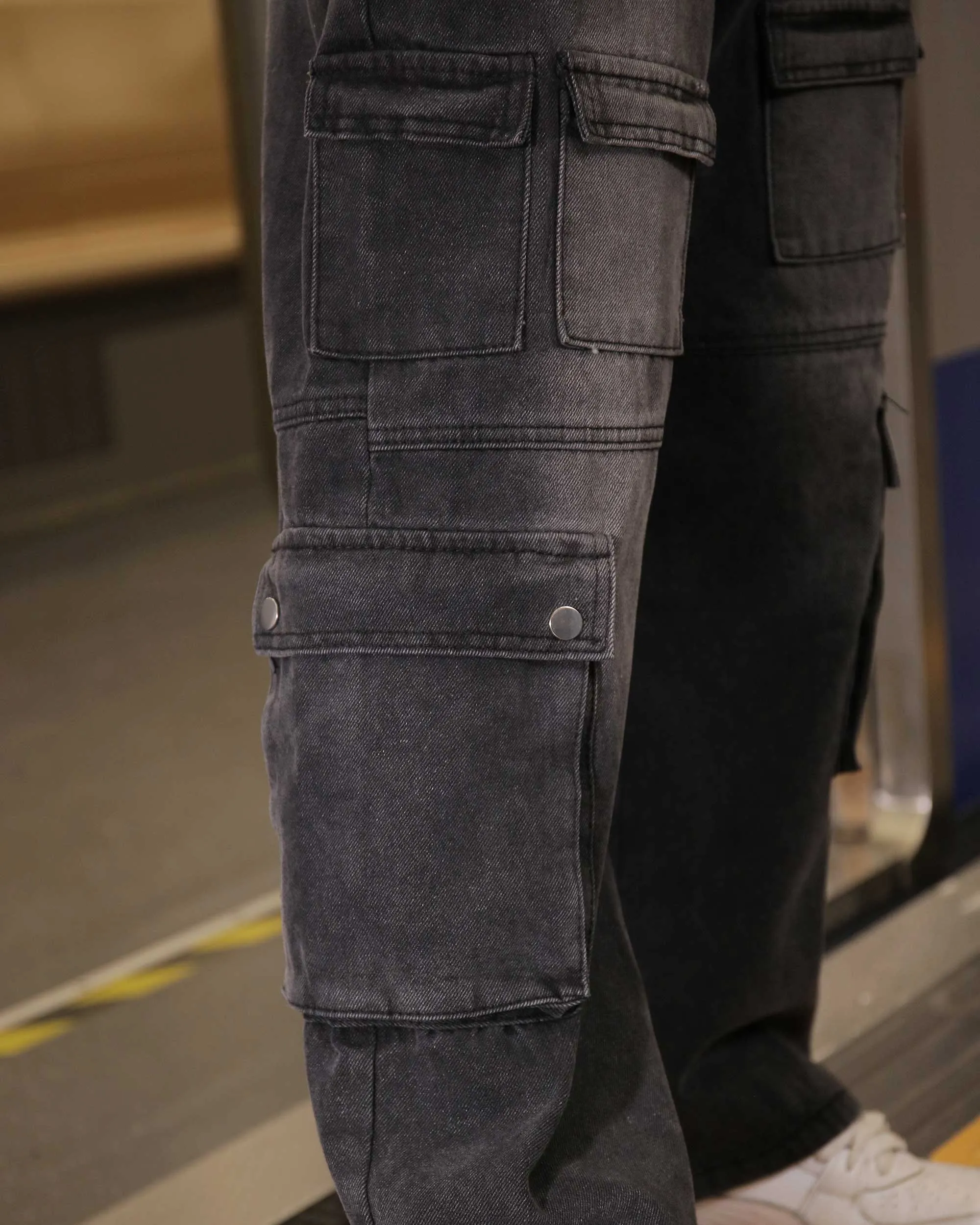 Fashionably Distressed Black Baggy Jeans with Multiple Pockets