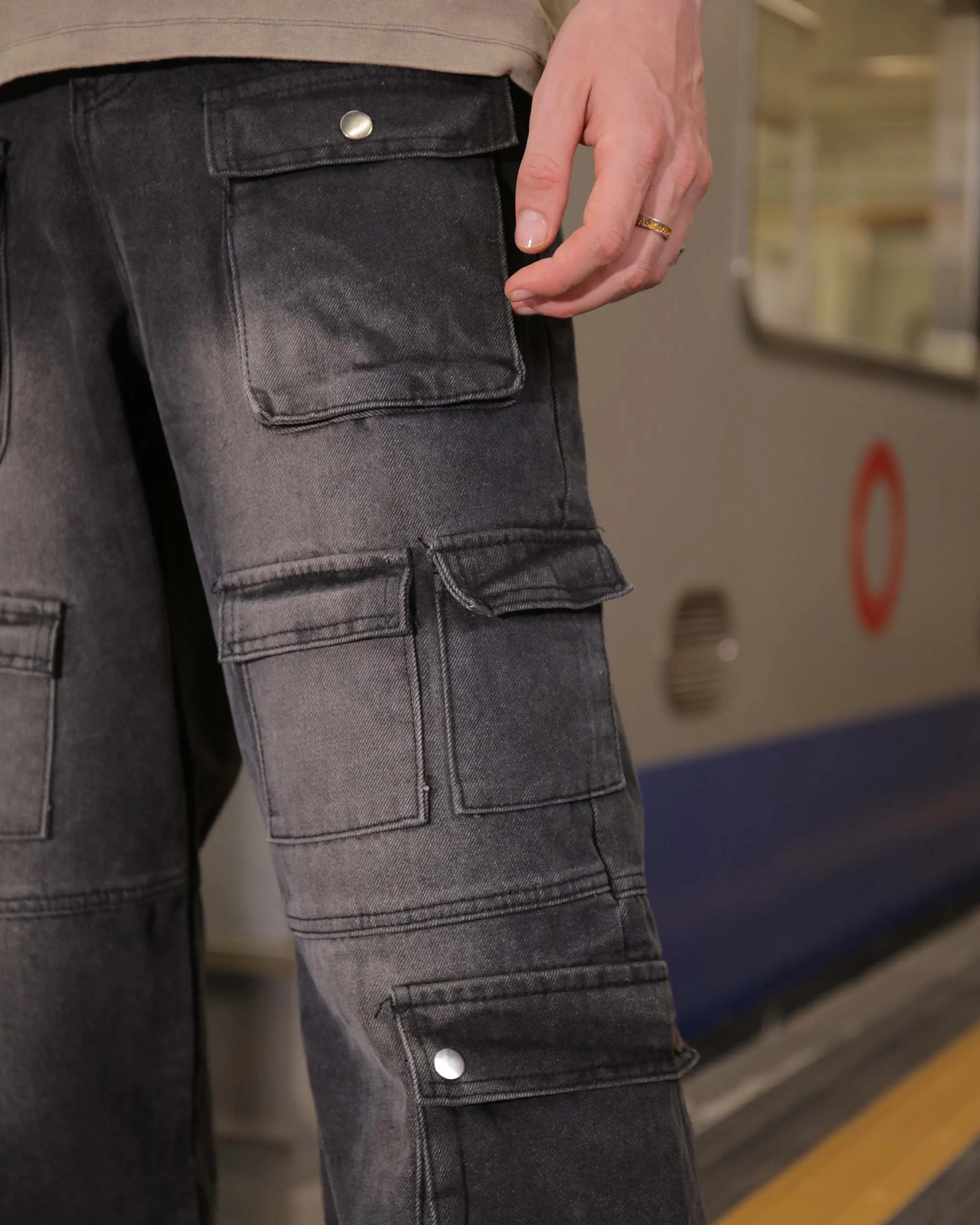 Fashionably Distressed Black Baggy Jeans with Multiple Pockets