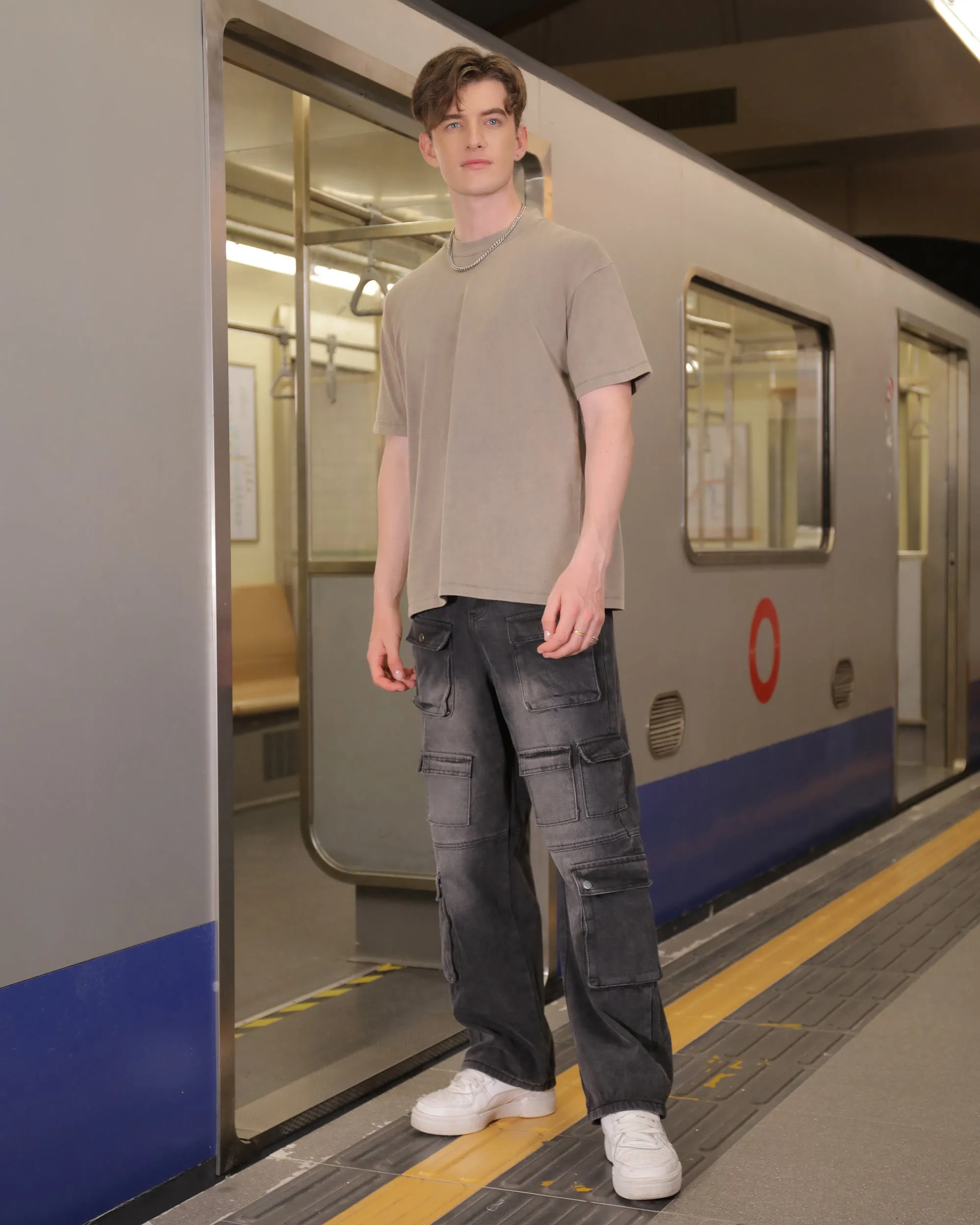 Fashionably Distressed Black Baggy Jeans with Multiple Pockets