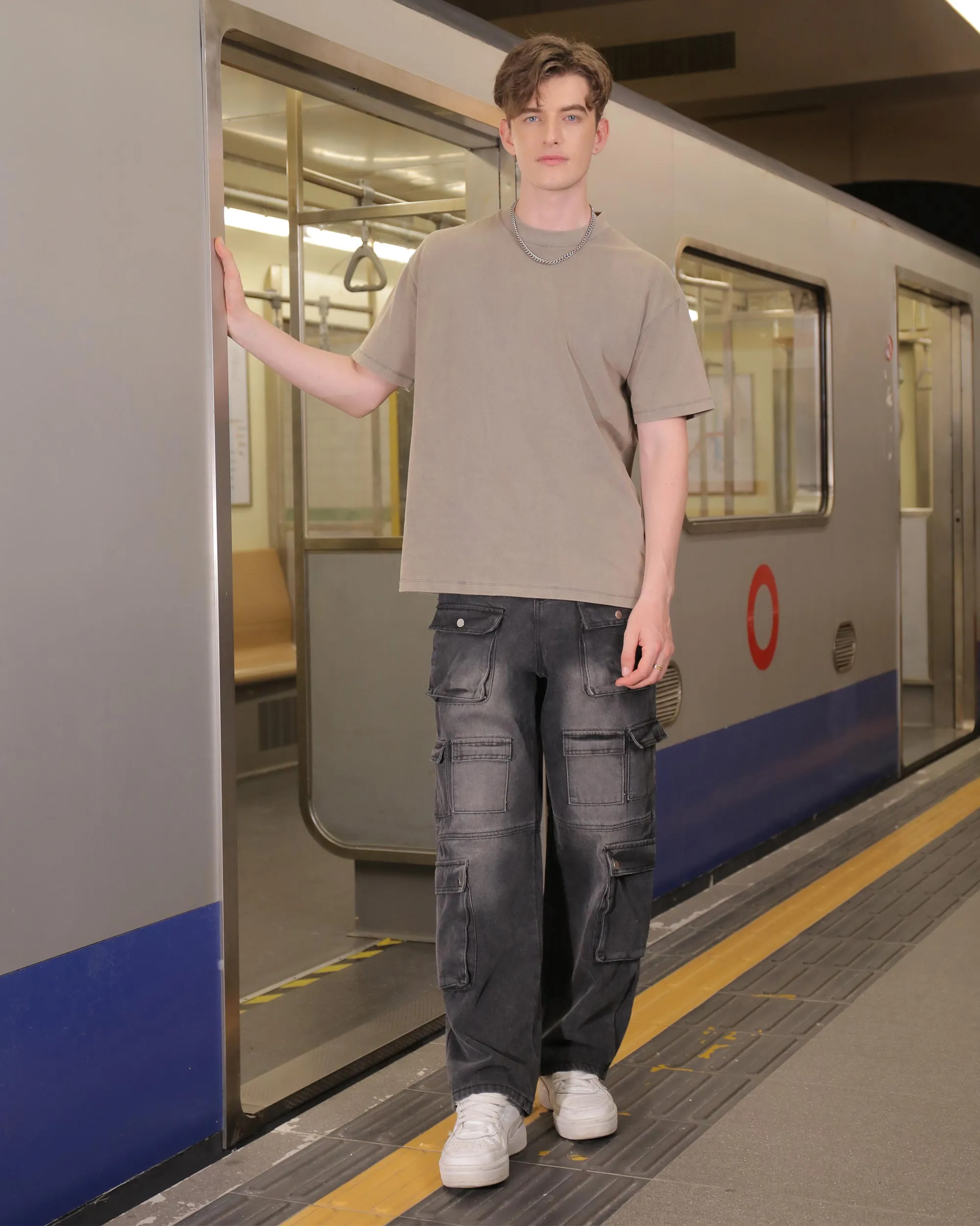 Fashionably Distressed Black Baggy Jeans with Multiple Pockets
