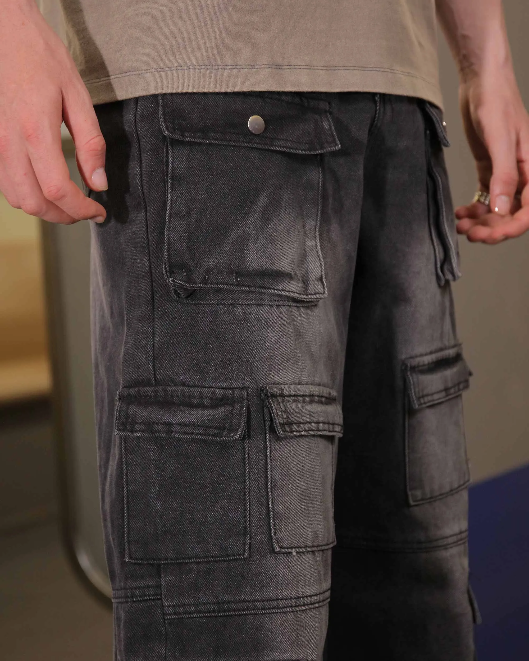 Fashionably Distressed Black Baggy Jeans with Multiple Pockets