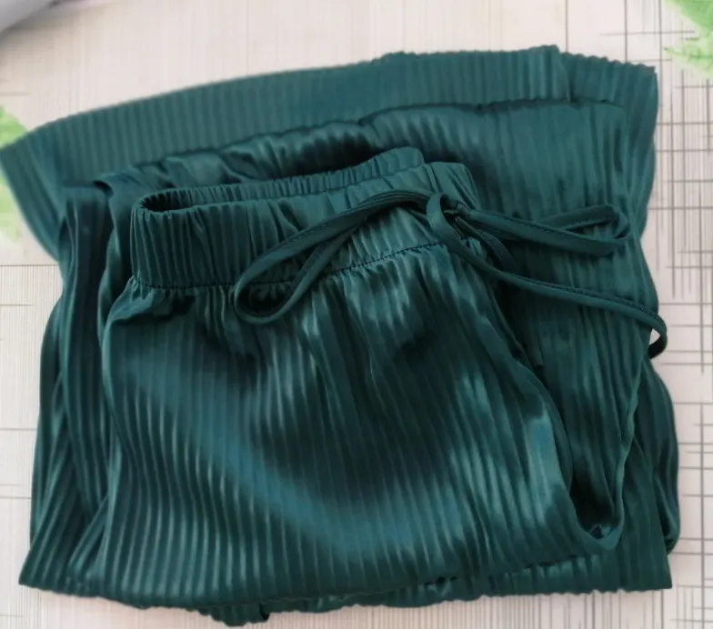 Pleated wide-leg trousers